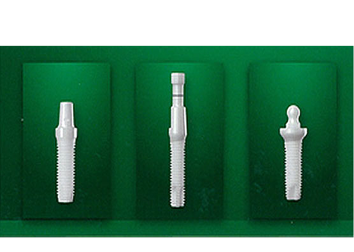 ジルコニア製のインプラント